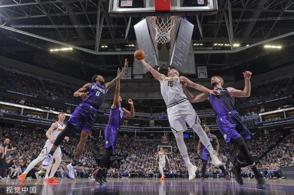 她在赛场上 她在赛场上